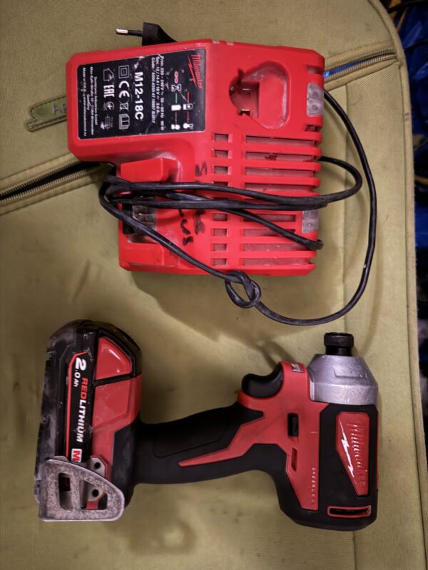 Vidator Millwaukee i perdorun me bateri 2.0A dhe mbushes