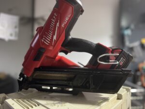 Pishtol per Gozhda Millwaukee