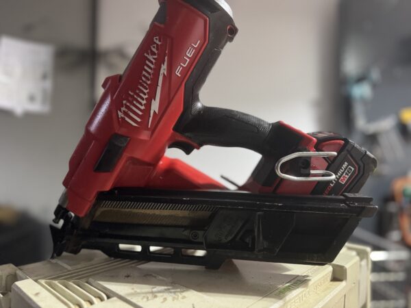 Pishtol per Gozhda Millwaukee