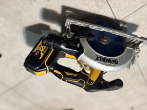 Cerkullar Dewalt pa mbushes