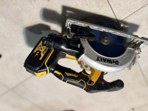 Cerkullar Dewalt pa mbushes